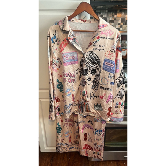 Taylor Swift Silky Satin Graphic Print Pajamas Set Eras Tour Size Medium - Picture 2 of 6